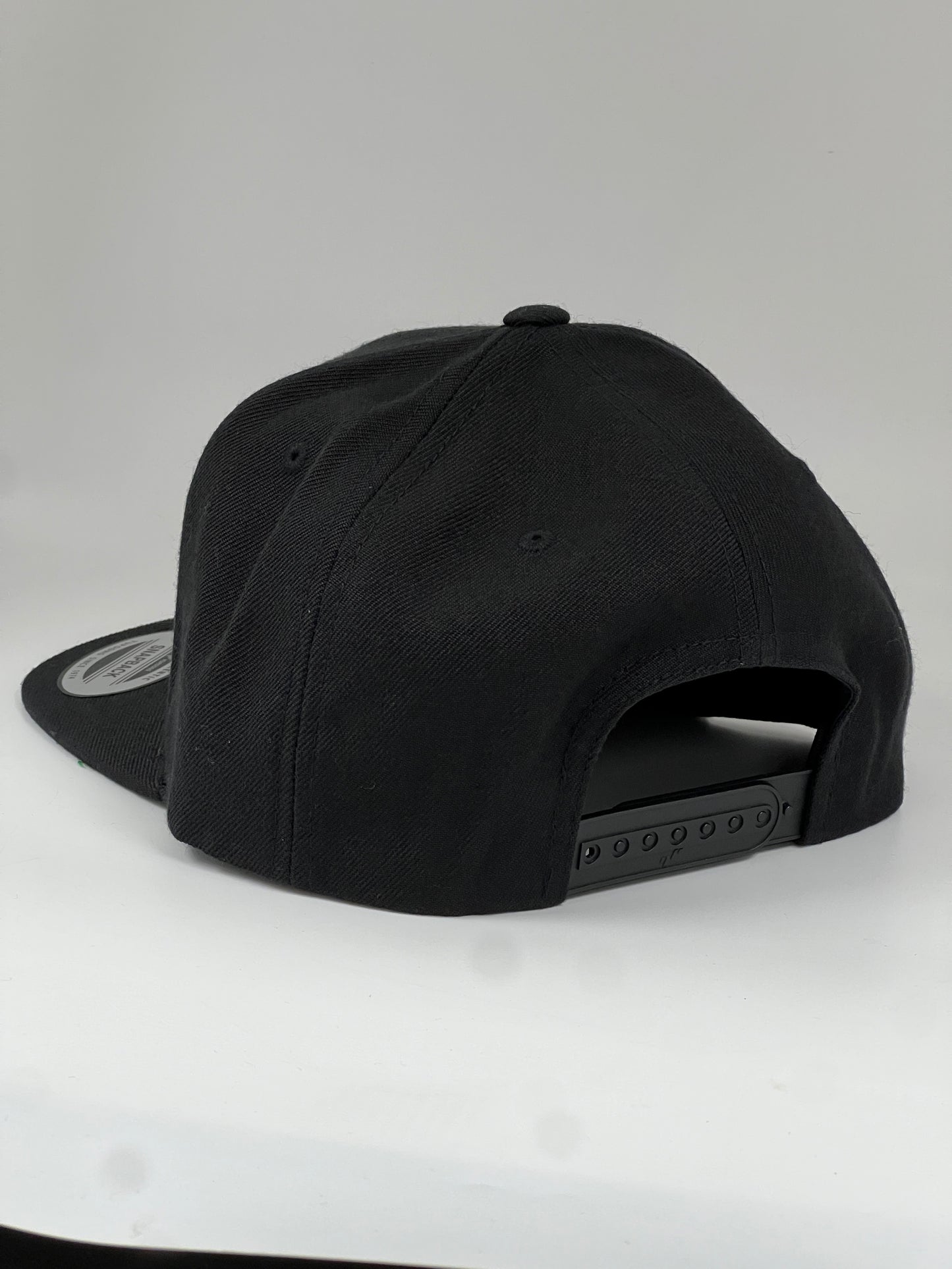 Flat bill 6 panel snap back cap