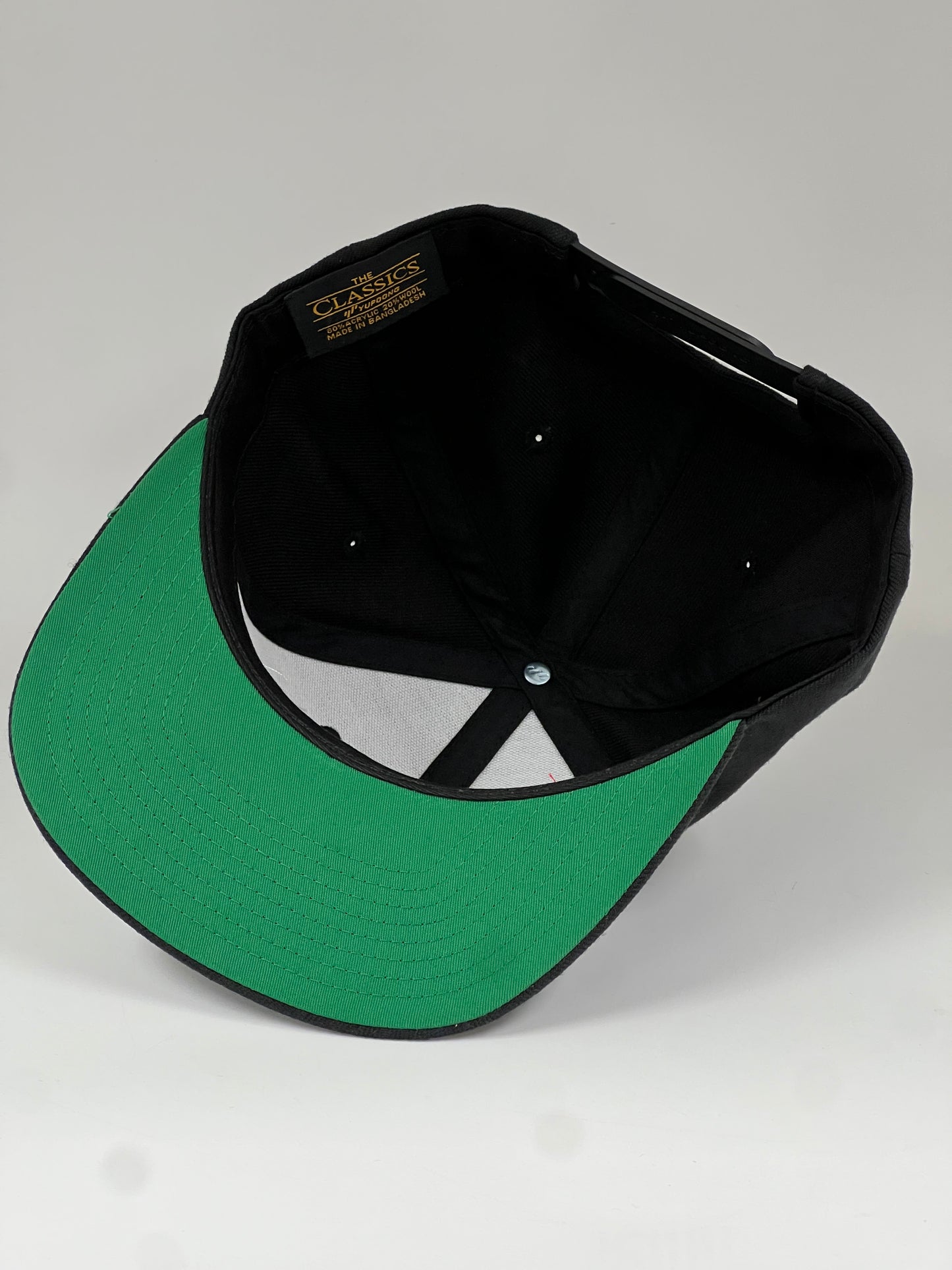 Flat bill 6 panel snap back cap